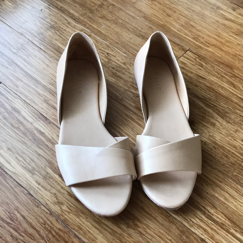 Nude Nisolo Flats